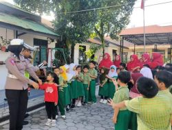 Polantas Sahabat Anak, Satlantas Polresta P. Raya Ajarkan Dikmas Lantas bagi Murid TK Al-Furqon 