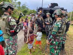 TNI Marinir Sapa Damai Anak-Anak Tomonsatu Penuh Ceria