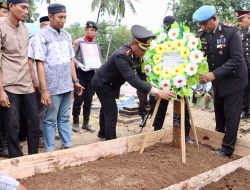 Beri Penghormatan Terakhir, Kapolres Takalar Jadi Irup Upacara Pemakaman Almarhum Kompol H. Mustakim