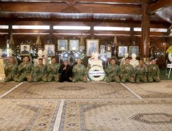 Prajurit Kostrad Ziarah Ke Makam Presiden Soeharto