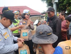 Pengendara Tertib Lalu Lintas dapat Takjil Buka Puasa dari Polres Purbalingga