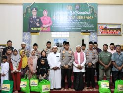 Kapolres Tapanuli Tengah Buka Puasa Bersama Masyarakat Di Masjid Darussalam Dan Bagikan Bansos Untuk Warga Sekitar Polres