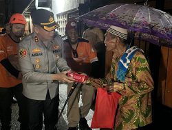 Kapolres Purbalingga Berbagi Makanan Sahur untuk Masyarakat di Rumah Sakit hingga Pasar