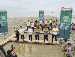 Tanam Mangrove di Kalbar, Kapolri: Jaga Lingkungan untuk Masa Depan Anak-Cucu Kita