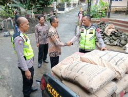 Polsek Bobotsari Salurkan Bantuan Semen untuk Pembangunan Jalan Menuju Pemakaman