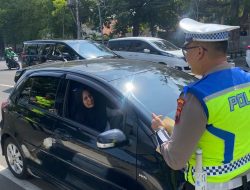 Wujudkan Kamseltibcar Lantas, Polda Jateng Tegur dan Edukasi Pengemudi Taksi Yang Parkir Sembarangan