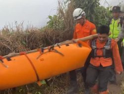 Personel Polres Purbalingga Bantu Evakuasi Pendaki Meninggal di Gunung Slamet
