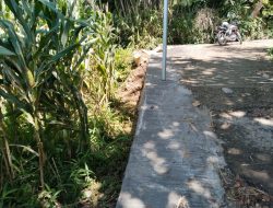 Parah. . . ! ! ! Diduga bahwa pembangunan proyek bantuan provinsi di Desa Manggis Sirampog dilakukan dengan sembarangan.