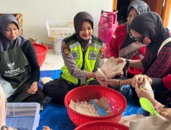 Polwan Polres Purbalingga Dikerahkan Bantu Dapur Umum di Lokasi Bencana
