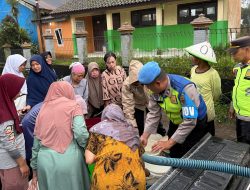 Polres Purbalingga Kerahkan Seluruh Mobil Dinas Polsek untuk Salurkan Air Bersih ke Lokasi Bencana