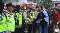 Mahasiswa dan Polisi Berjabat Tangan Usai Mimbar Bebas di Purbalingga