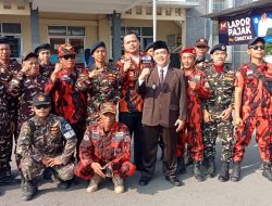 Kurang lebih seratus individu ikut serta dalam kegiatan peringatan Hari Kebangkitan Nasional 2026 di Kantor Kecamatan Rawalo, dengan Danramil dan organisasi masyarakat siap mengamankan.