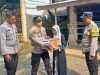 Polsek Karanganyar Ringankan Beban Lansia Penjual Peyek di Desa Kalijaran