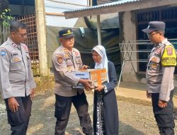 Polsek Karanganyar Ringankan Beban Lansia Penjual Peyek di Desa Kalijaran
