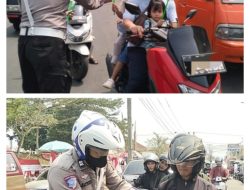 Satlantas Polres Tasikmalaya Bagikan Bendera Semangat Merah Putih Menyapa Jalan Raya