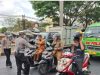 Antisipasi Sebaran Abu Vulkanik Anak Krakatau, Satlantas Polres Tasikmalaya Bagikan Masker Gratis di Rancabango
