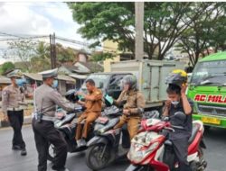 Antisipasi Sebaran Abu Vulkanik Anak Krakatau, Satlantas Polres Tasikmalaya Bagikan Masker Gratis di Rancabango