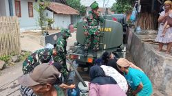 Kodim 0612/Tasikmalaya dan Yonif TP 335/Macan Sukapura Salurkan Air Bersih untuk Warga Terdampak Kemarau