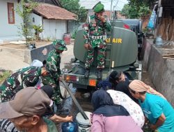 Kodim 0612/Tasikmalaya dan Yonif TP 335/Macan Sukapura Salurkan Air Bersih untuk Warga Terdampak Kemarau